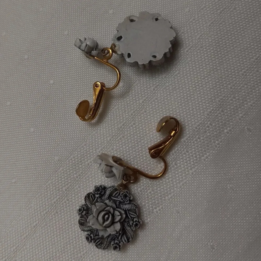 Vintage Black and White Molded Celluloid Flower Earrings - Picture 6 of 6
